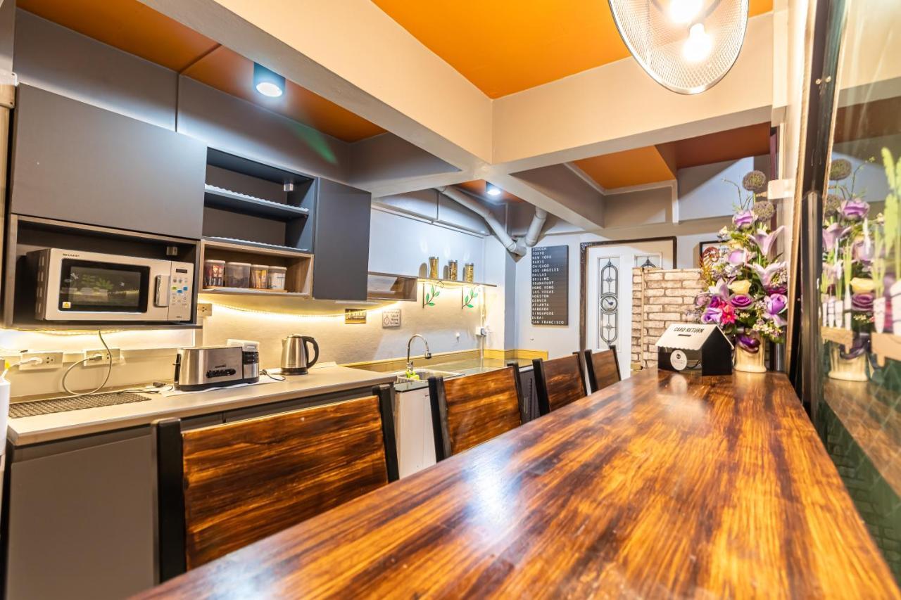 Snoozzze Hostel ใกล้รถไฟฟ้า ย่านบางรัก (Adults Only) Bangkok Buitenkant foto