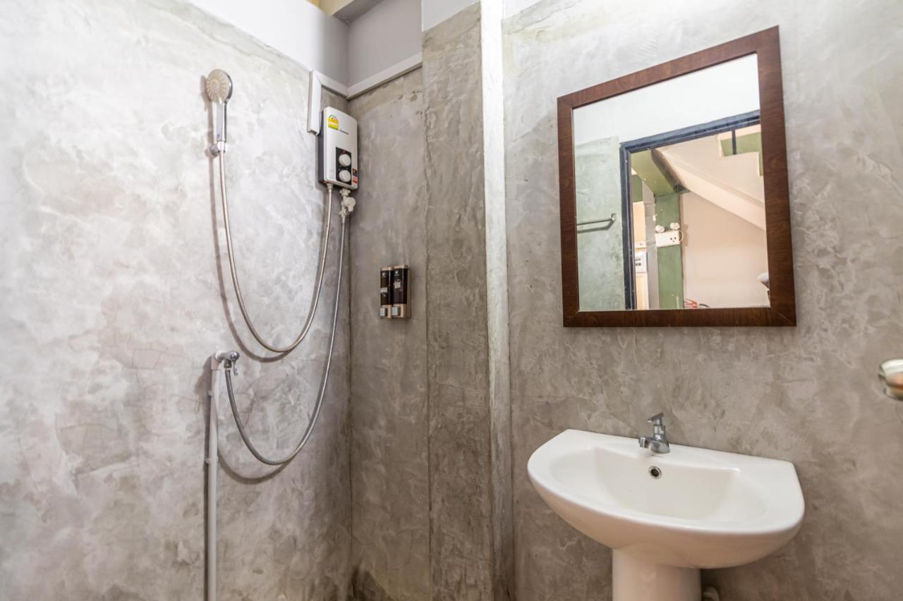 Snoozzze Hostel ใกล้รถไฟฟ้า ย่านบางรัก (Adults Only) Bangkok Buitenkant foto