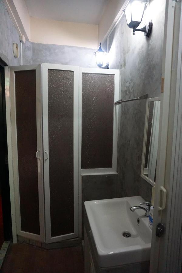Snoozzze Hostel ใกล้รถไฟฟ้า ย่านบางรัก (Adults Only) Bangkok Buitenkant foto