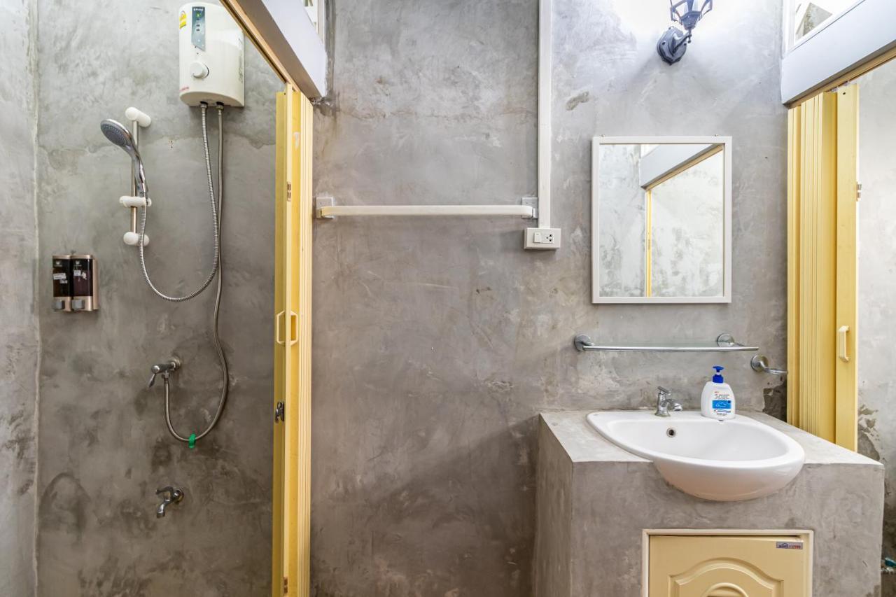 Snoozzze Hostel ใกล้รถไฟฟ้า ย่านบางรัก (Adults Only) Bangkok Buitenkant foto