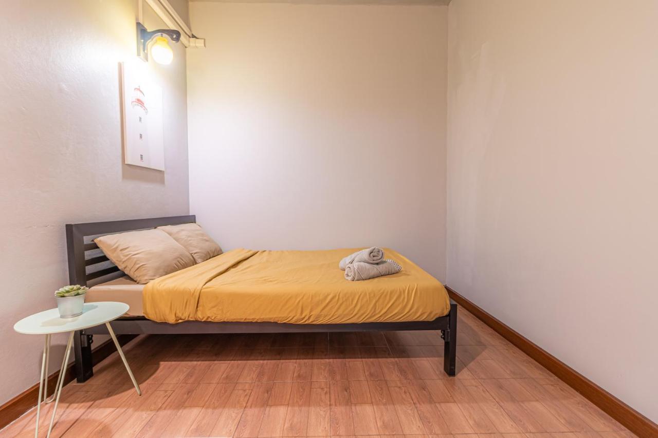 Snoozzze Hostel ใกล้รถไฟฟ้า ย่านบางรัก (Adults Only) Bangkok Buitenkant foto