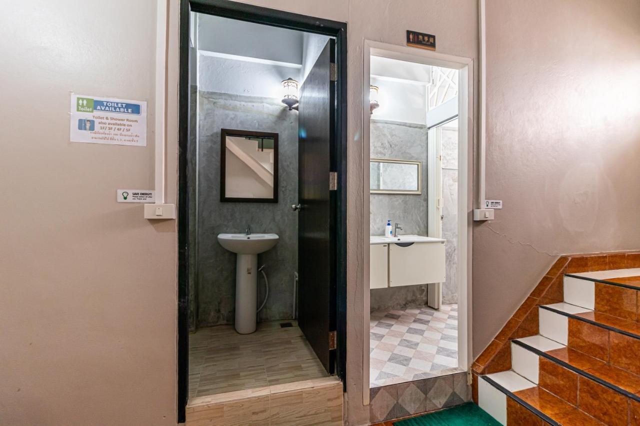 Snoozzze Hostel ใกล้รถไฟฟ้า ย่านบางรัก (Adults Only) Bangkok Buitenkant foto
